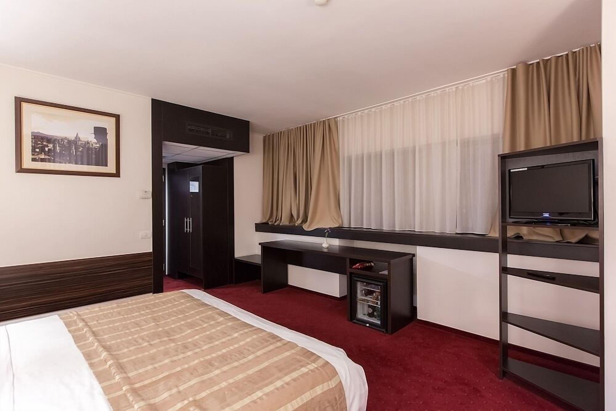 Ramada Iasi City Center Exteriör bild